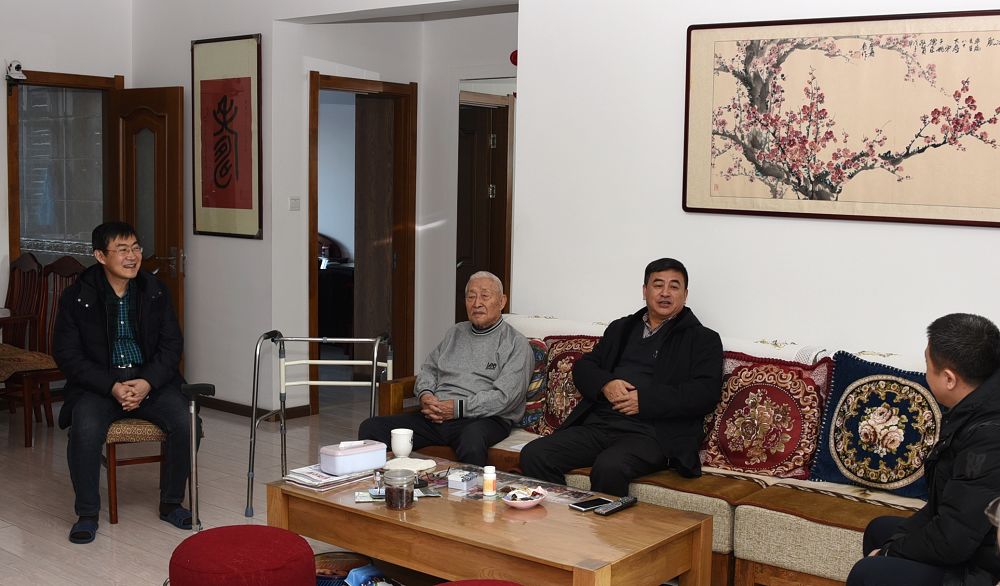 1月24日,校党委副书记,校长孙忠人来到我校离休老专家车离家中走访