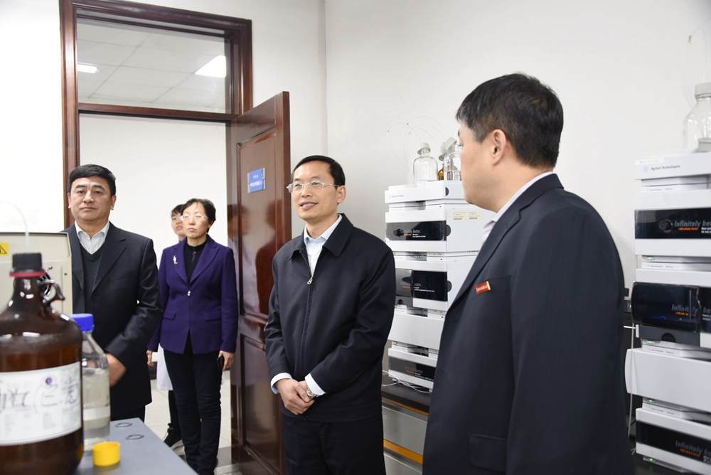 检查组一行在药学院检查指导