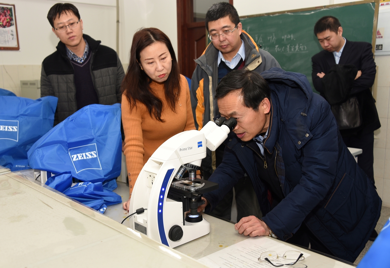 王福学在实验实训中心检查、慰问