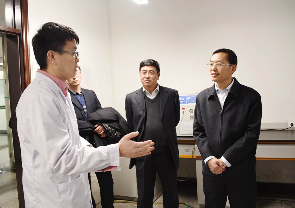 检查组一行在国家中医药管理局中医方证代谢组学研究中心检查指导