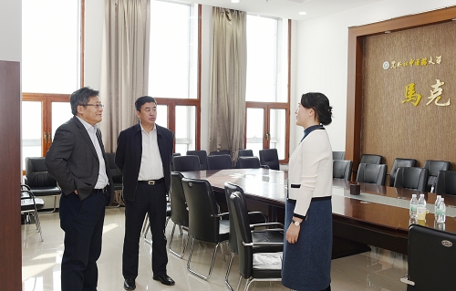 在马克思主义学院调研