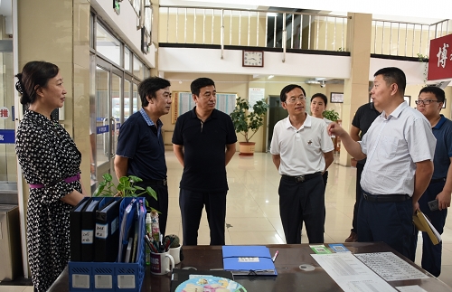 校党委书记王福学、校长孙忠人、校工会主席乔广霞陪同省教育厅厅长赵国刚检查学校后勤服务设施