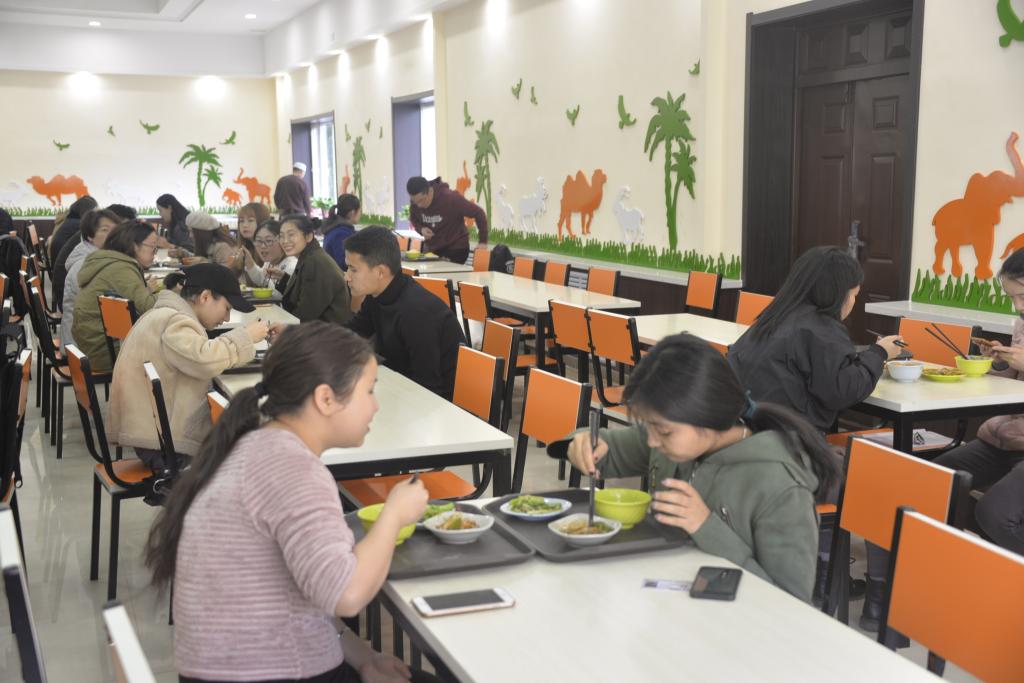 新建的膳食中心三部