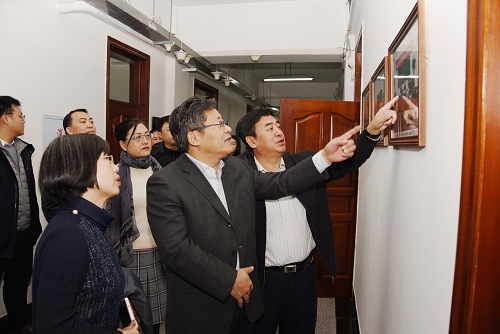 在基础医学院调研