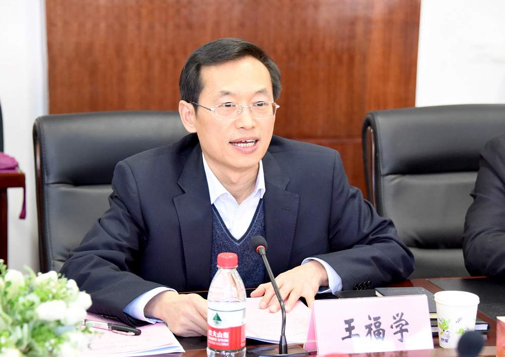 课题组组长、校党委书记王福学主持会议