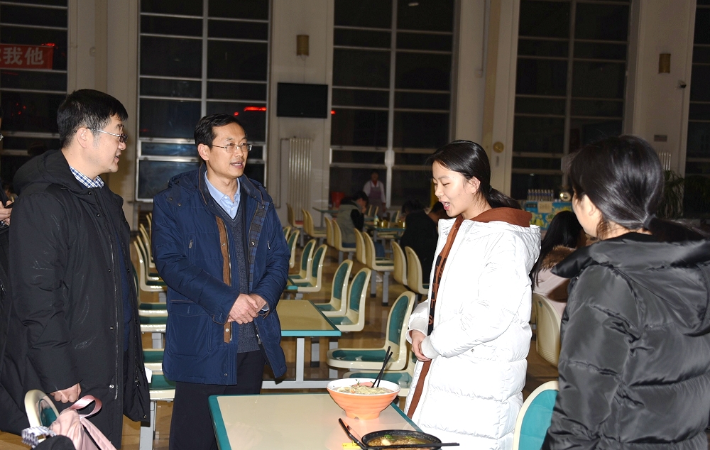 王福学与学生亲切交流,了解学生食堂服务情况