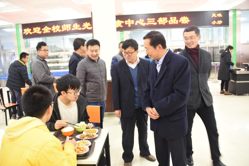 校党委书记王福学、副书记陈亚平,校党委常委、宣传统战部部长李和伟调研膳食中心三部试营业情况