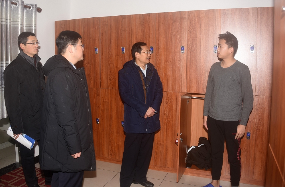 王福学与学生亲切交流,了解学生浴池服务情况