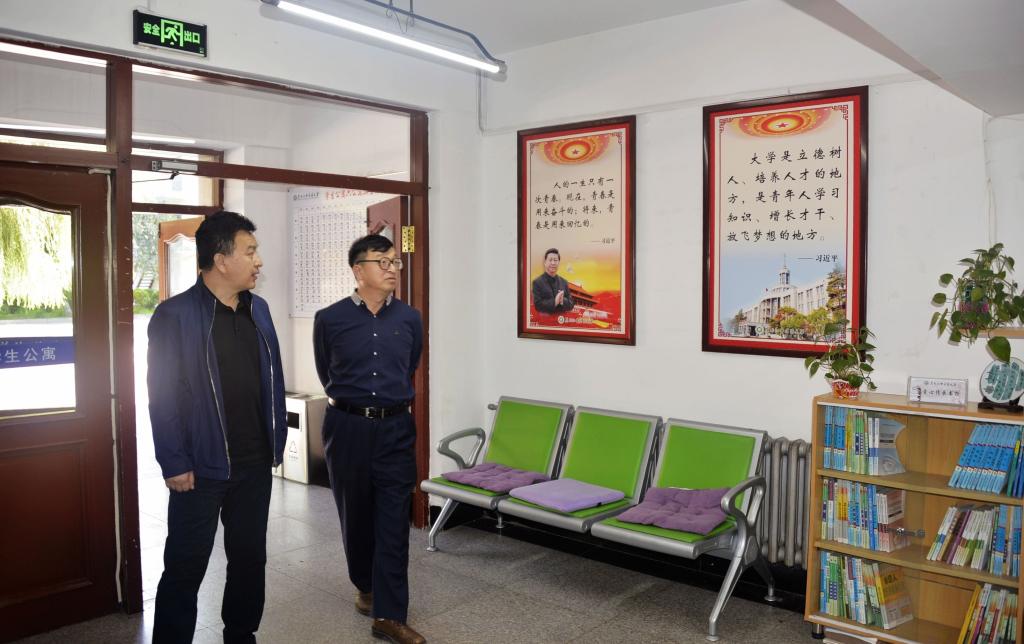 校党委副书记陈亚平,校党委常委、宣传统战部部长李和伟检查学生活动场所文化设施建设情况