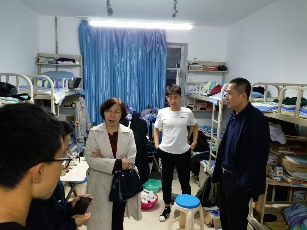 校党委副书记姚凤祯到学生寝室进行检查