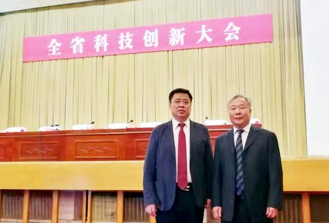 王喜军教授(左)、唐强教授在全省科技创新大会会场