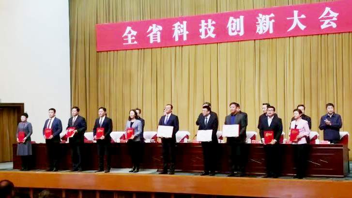 王喜军教授(左二)作为“龙江科技英才”科技创新人才代表上台领奖
