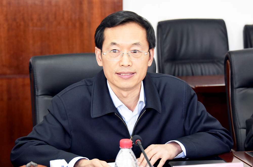 校党委书记王福学同志主持会议