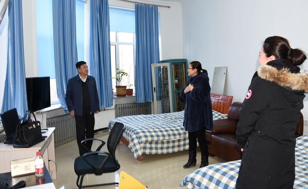 孙忠人慰问学校总值班工作人员