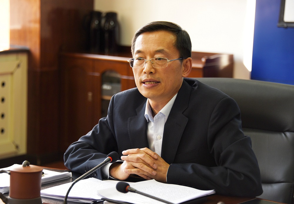 校党委书记王福学主持会议并作总结发言