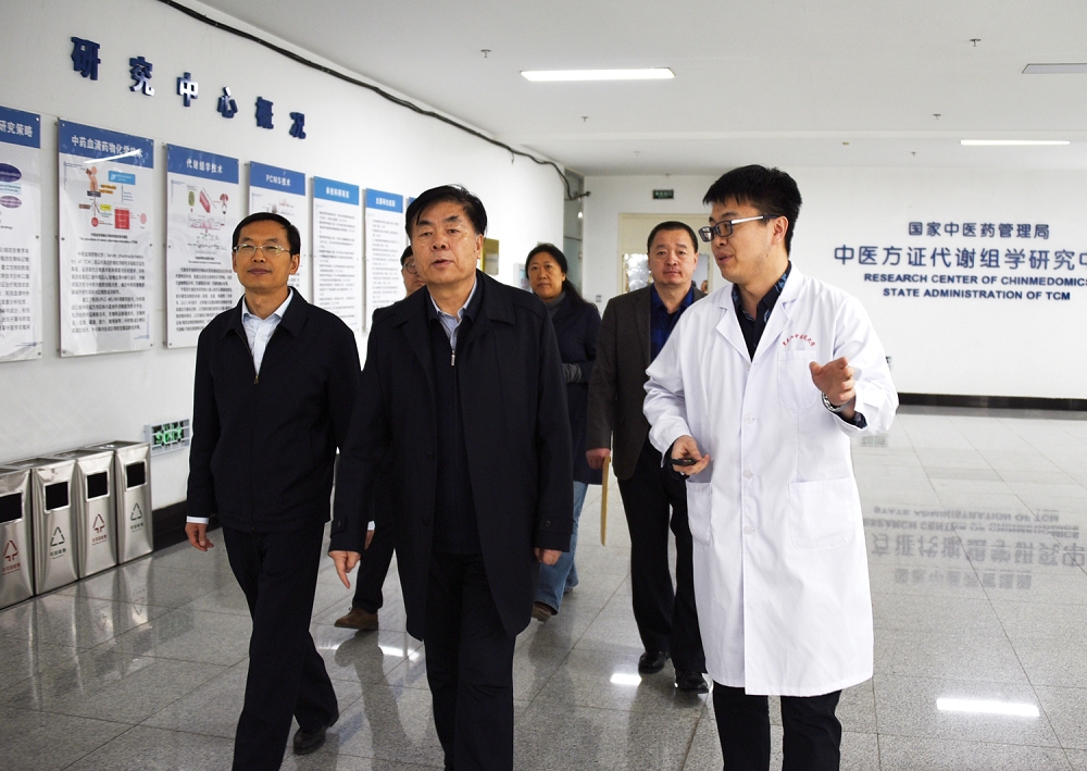 调研组在国家中医药管理局中医方证代谢组学研究中心进行调研
