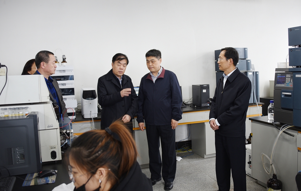调研组在教育部北药基础与应用研究重点实验室进行调研