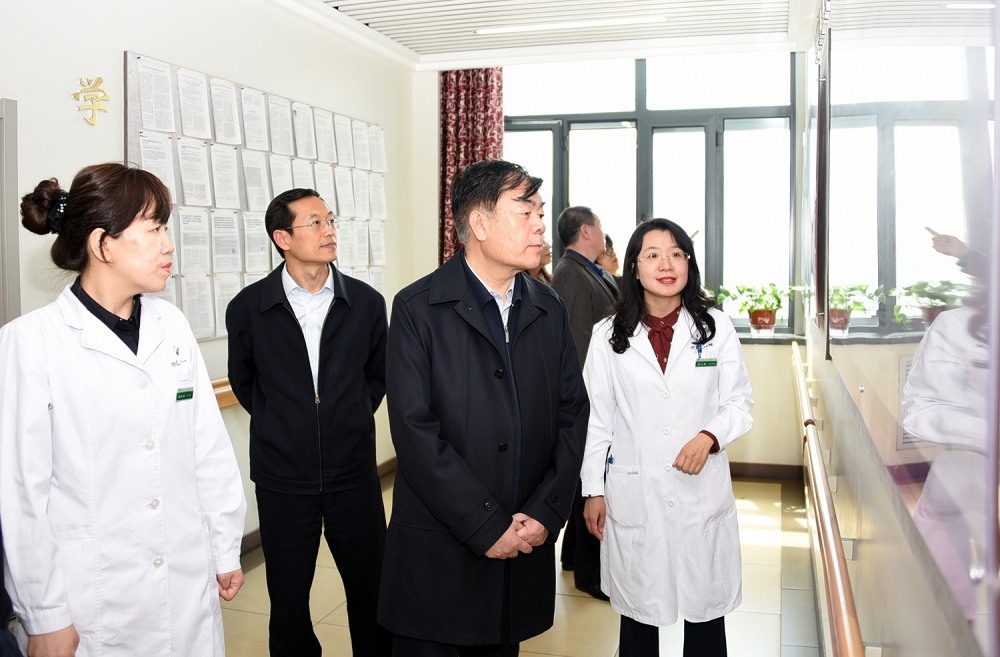 调研组在附属第一医院进行调研