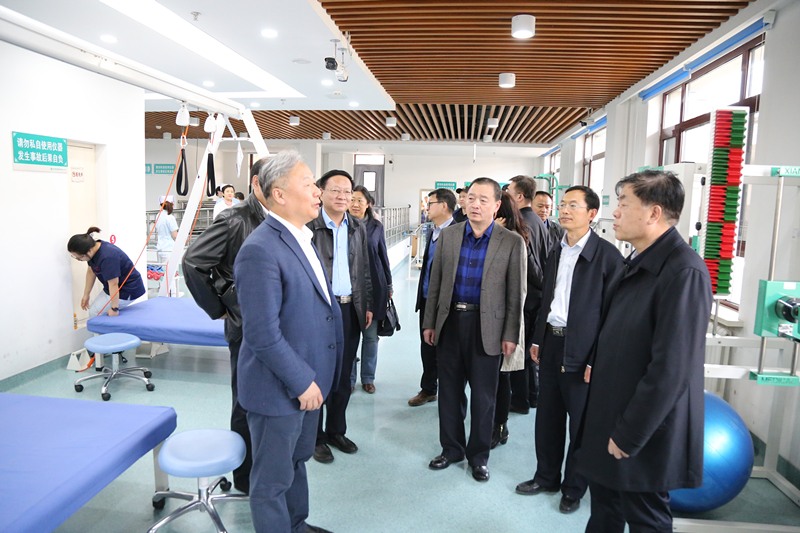 调研组在附属第二医院南院调研“医养工程”项目建设