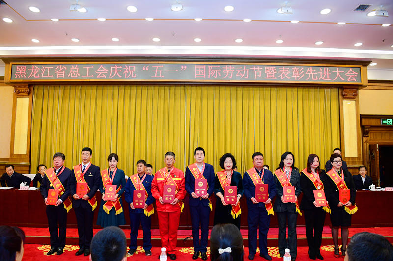 我校附属第一医院妇科二科主任冯晓玲教授(左三)上台领奖