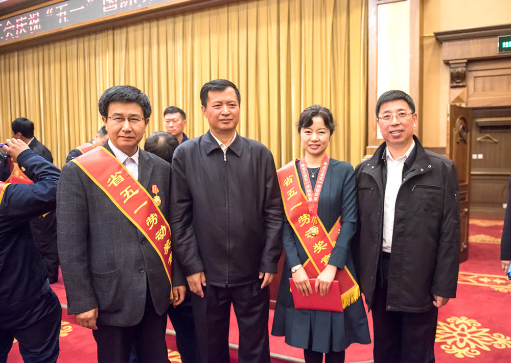 冯晓玲在颁奖现场与省总工会主席朱清文(左二),省总工会党组书记、副主席韩嘉彬(右一)合影