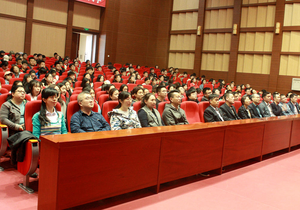 药学院师生收听收看现场直播