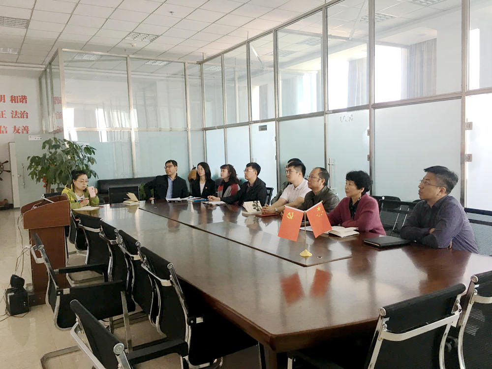 人文与管理学院教职工收听收看现场直播