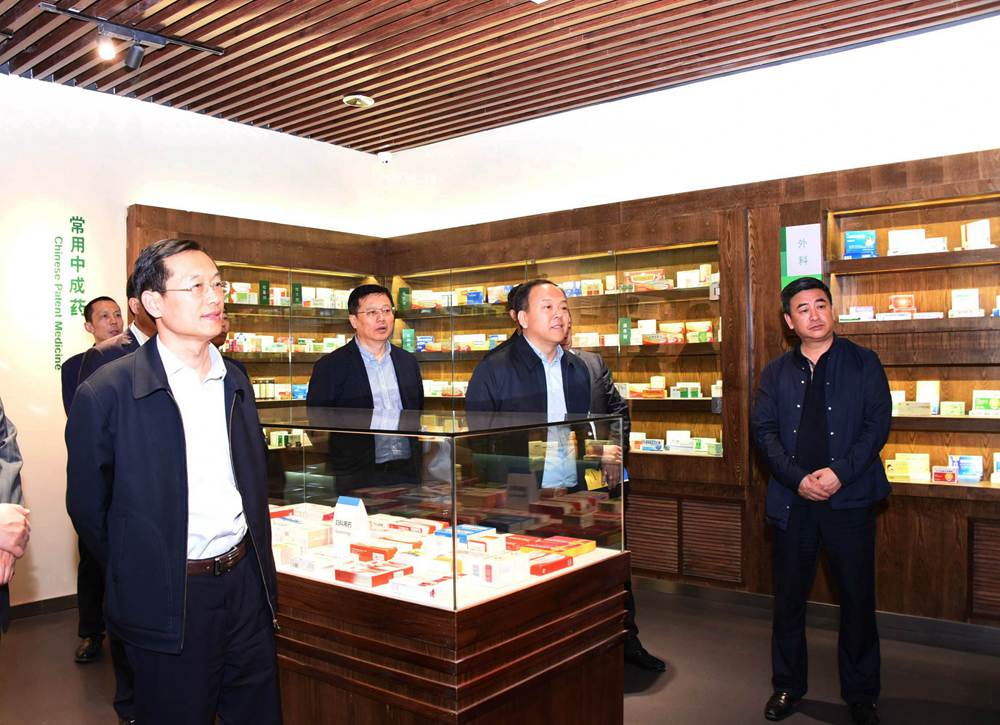 孙喆一行考察位于我校综合楼的黑龙江中医药博物馆