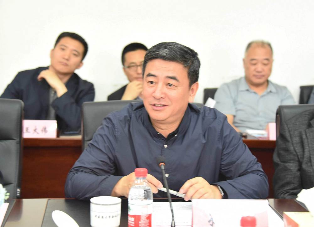 校长孙忠人向孙喆市长一行介绍学校相关情况