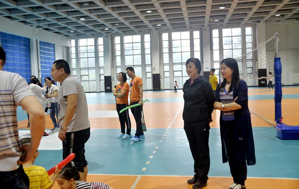 校党委常委、工会主席乔广霞(右二)出席活动