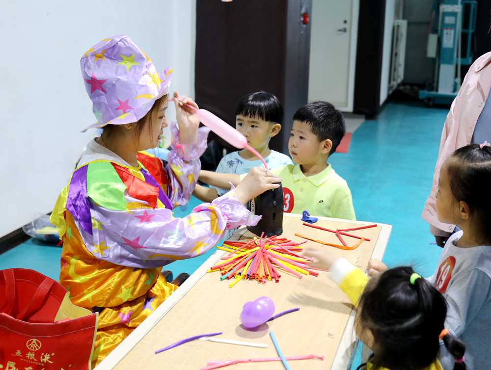 “小丑”为孩子们制作手工气球