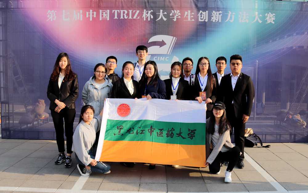 我校参赛队伍在比赛现场合影